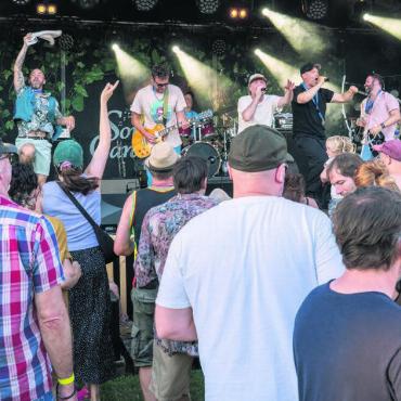 Reggae-Vibes und Sommerlaune - Als wäre es nicht schon heiss genug, heizte die Basler Band «Schwellheim» dem Publikum am Samstagabend tüchtig ein. Bilder: sh (4)/zg