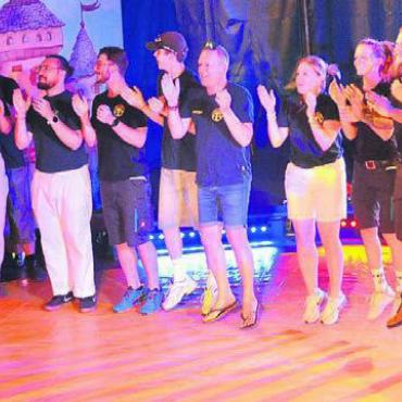 Spannung, Fantasie und Artistik - In der Luft: Trainer, Manegen- und Technik-Team feiern die gelungene Premiere der «Mission Biber».