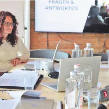 Der Weg aus der Krise - Sie sind überzeugt, das Künstlerhaus Boswil wieder in ruhigere, finanziell sicherere und stabilere Wasser zu führen, von links: Irene Näf und Christine Hehli (Co-Präsidentinnen Stiftungsrat), Nina Fleischle (Geschäftsführerin), Oliver Schnyder und Fränzi Frick (künstlerische Co-Leitung ab 2027). Bild: Annemarie Keusch