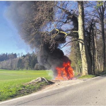 Tödliche Kollision mit Baum - Kurz nach dem Aufprall ging das Fahrzeug in Flammen auf. Bilder: pz