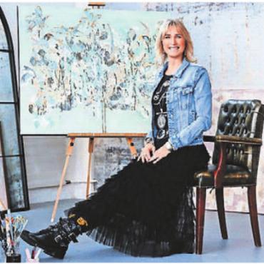 Kunst trifft Mode - Künstlerin Denise Frunz kombiniert ihre Werke mit Mode. Bild: zg