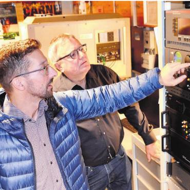 Ein Upgrade für Ton und Bild - Thomas Haller (vorne) und Reto Holzgang bieten Einblick in die Audio-Technik, die nach 35 Jahren ersetzt wird. Im Hintergrund der Beamer, der im Sommer folgen soll. Bild: Thomas Stöckli