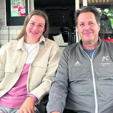 Hoffen auf wenig Ferien - Julia Stierli und ihr Förderer Sepp Bütler, der sie als junges Mädchen zu den Jungs brachte. «Das war enorm wichtig», sagen beide. Bild: Stefan Sprenger