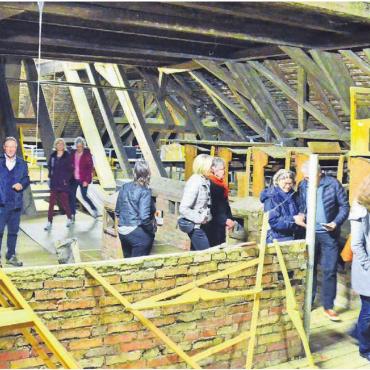 Kurze Wege für die Verwaltung - Der Rundgang führt bis hoch ins Dachgeschoss. Hier lautet die Herausforderung, die Statik neu zu planen und Tageslicht hereinzubringen. Bilder: Thomas Stöckli