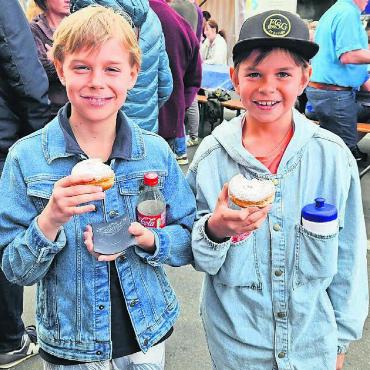 Piazza Grande geht auch in Sins - Auch kulinarisch liess das Dorffest keine Wünsche offen. Bilder: eh/zg