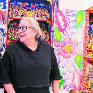Eintauchen in ganz viele Welten - Einige sind ganz bunt, andere schlicht – einige sind riesig, andere winzig: Alfred Hartl und Monika Amrein bauen die peruanischen Krippen auf. Bild: Annemarie Keusch