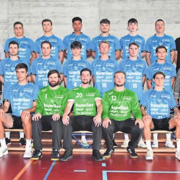 Angriff auf die Spitzenplätze - So geht der TV Muri Handball in die neue Saison 2024/25. Hinten, von links: Thomas Stenz (Co-Trainer), Robin Dahinden, Luiz Egger, Ramon Rey, Noel Angehrn, Mirco Külling, Jan Heusi, Mimmo Di Simone (Trainer). Mitte: Nicole Ransburg (Physio), Yorick Kaufmann, Daniel Lang, Levi Wey, Oliver Rütimann, Emanuel Berg, Janis Furter, Rosmarie Huwiler (Huwiler Sport Muri), Markus Huwiler (Huwiler Sport Muri). Vorne: Samuel Scheiwiller, Dominik Lang, Ursin Schleiss, Kim Davidson, Ivo Rütimann, Simon Hafner, Laurin Kreyenbühl. Es fehlt: Elia Galizia. Bilder: Josip Lasic / zg