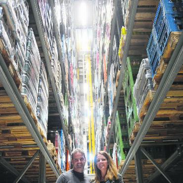 Für alle, die Durst haben - Gigantisch. 22 Meter hoch ist das neue Hochregallager der Staubli-Banz Getränke AG. Marco und Andrea Staubli wirken im Vergleich zum Regal, in dem neun Paletten übereinander gelagert werden können, sehr klein. Das Hochregallager ist eines der zentralen Elemente ihres Neubaus an der Pilatusstrasse. Bild: Annemarie Keusch