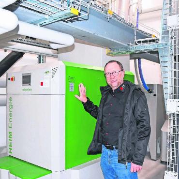 Pilotprojekt ohne Sorgen - Beat Koch, Betriebsleiter Energievertrieb der ibw, zeigt die neue Pelletheizung, ein Pilotprojekt im «Wärmeverbund Wohlen-Süd». Bild: Daniel Marti