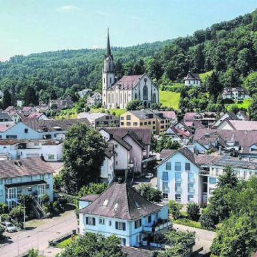 Den Horizont erweitern - Den Blick von oben erhalten die Teilnehmenden, wenn sie im Rahmen der Führung durch das Dorf aufs Dach des Silos steigen. Bilder: zg/Archiv