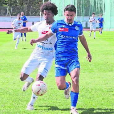 Aufbauhilfe für Schlusslicht - Noah Lüscher-Boakye (links) im Laufduell mit Concordias Pablo Perera. Er war einer der Wohler, die mehr aus ihren Torchancen in der ersten Halbzeit hätten machen müssen. Bild: Josip Lasic