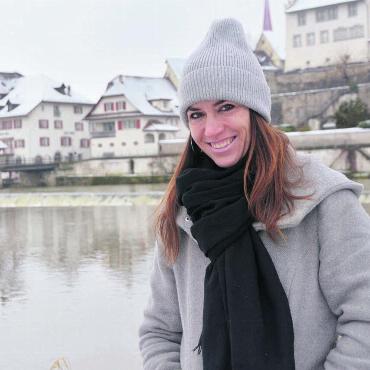 Einfach das, was sie gerne macht - Sie hat nicht mehr die grossen Auftritte als Musikerin, ist aber rundum glücklich mit ihrem Leben: Nita Fernandes. Bild: Annemarie Keusch