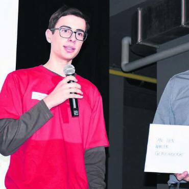 Sehnsucht nach einem Kino - Der Höhepunkt der Jugendsession: Das Co-Präsidium des Jugendrates – Leonie Waldner und Lars Gutknecht – übergibt die Anliegen an Gemeindeammann Arsène Perroud.
Bilder: Daniel Marti