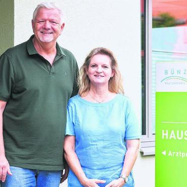 Sie haben ihren Platz gefunden - Stefan und Erika Schäfer vor ihrer Praxis beim Bünzpark in Waltenschwil. Bild: zg
