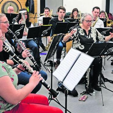 Mit den Bremer Stadtmusikanten - Die Proben laufen auf Hochtouren. Der Musikverein Lunkhofen tritt mit der Märchenerzählerin Daniela Mettler auf. Bild: zg