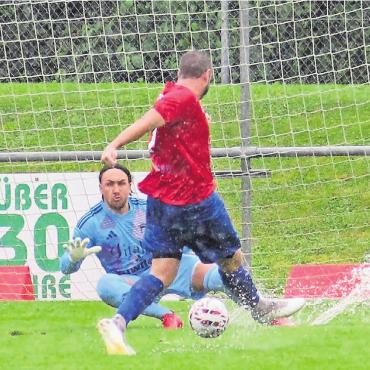Kalt geduscht - Cham II vergibt eine Grosschance. Muri-Goalie Silvano Kessler pariert. Bilder: Patrick Fischer