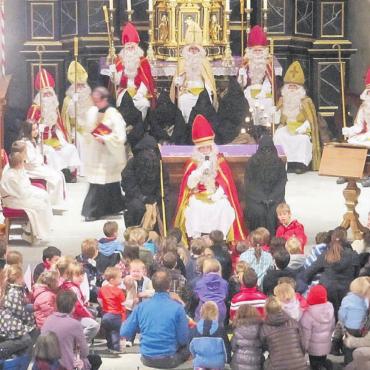 Seit hundert Jahren Samichlausen in Bremgarten? - Kindergerechter Start ins Samichlausen in der Stadtkirche: Noch scheinen die Schmutzli bedrohlich schwarz, so schrecklich sind sie aber nicht. Bild: Helen Stierli