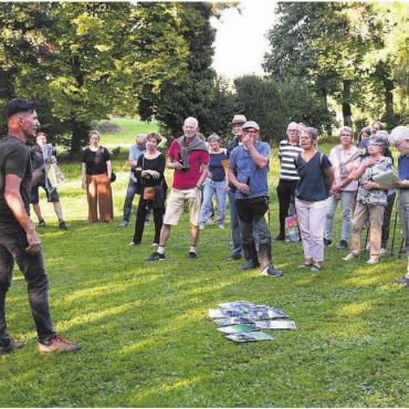 Vielfalt im Lebensraum - René Neiger zeigte die Entstehung des aufgewerteten Grünstreifens im Park der Pflegi Muri. Er gab zahlreiche Tipps für private Gärten bei der Umsetzung einer aufgewerteten Grünfläche. Bilder: Verena Anna Wigger