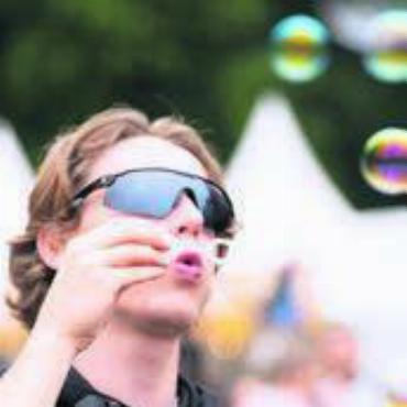 Tanzabenteuer im Schlamm - Dieser Festivalbesucher liess Seifenblasen durch die Luft tanzen.