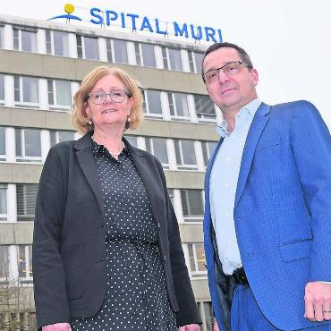 «Der Entscheid ist definitiv» - Stiftungsratspräsidentin Sabina Rüttimann und CEO Daniel Strub verkündeten vor rund zwei Monaten, dass die Geburtshilfe am Spital Muri geschlossen wird. Nun reagiert das Spital auf Petitionen und einen offenen Brief, die daraufhin folgten. Bild: Archiv
