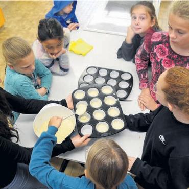 Vielfältigen Interessen nachgehen - Der Teig für die Cupcakes wird gleichmässig in die Förmchen verteilt.