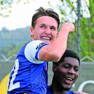 Eine Tormaschine - Guillaume Taty (rechts) freut sich mit Javi Gabathuler über dessen erstes Tor. Gegen Courtételle traf der 21-Jährige gleich zweimal. Bild: Josip Lasic
