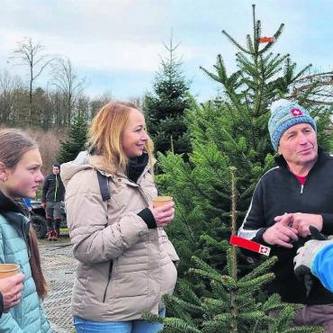 Zehn Monate Weihnachten - Selbst in der grössten Hektik findet Hermann Baggenstos (Zweiter von rechts) Lösungen für Sonderwünsche seiner Kundinnen. Bild: vaw