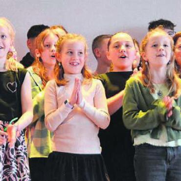 Mit Fussballerinnen von 1970 - Viele Kinder der Schule Sins gestalteten die Vernissage mit – schliesslich soll das neue Werk dereinst auch sie begeistern.