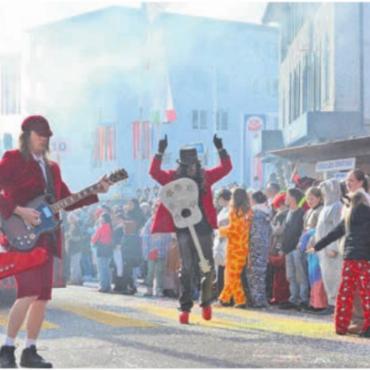 Kunterbunte Fasnachtsparty - Viel Rock auf Wohlens Strassen: Die «Loie Clique» aus Boswil machte mit AC/DC ganz viel Stimmung.