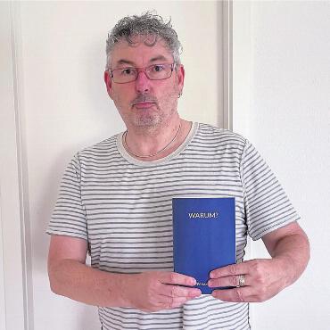 Wahr und fiktiv vereint - Der Autor mit seinem neusten Werk – Stephan Rey verbindet darin die Geschichten zweier Frauen. Bild: zg