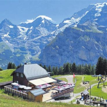 Der Sommer ist (fast) vorbei - Anfang August war Werner Rey aus Wohlen auf einer Wanderung im Berner Oberland. Er schreibt zu diesem Bild: «Stechelberg via Mürren zum Restaurant Allmendhubel. Wir genossen diese fantastische Aussicht auf die bekannten Berge Eiger, Mönch und Jungfrau.»