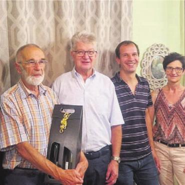 Für Tempo 30 auf Bachstrasse - Der Vereinsvorstand mit dem abtretenden Aktuar Walter Ehrensperger (Zweiter von links) und seiner Nachfolgerin Monika Meier-Moser (Zweite von rechts). Bild: zg