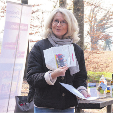 Den Anschluss nicht verpassen - Karin Renner leitet das Betreuungsteam des Sagenwegs, Alex Schaufelbühl ist einer der Mitinitianten  beide freuen sich über die neue App. Bild: Annemarie Keusch