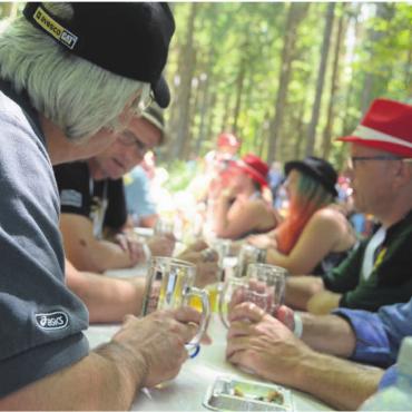 Solange es allen Spass macht - Am 27. Juni ist es wieder so weit, dann machen sich 500 Bierfans auf eine Wanderung durch den Wohler und Waltenschwiler Wald. Natürlich wird an fünf Stationen ein Degustationshalt eingelegt und ein kühles Bier genossen.
Bild: Archiv