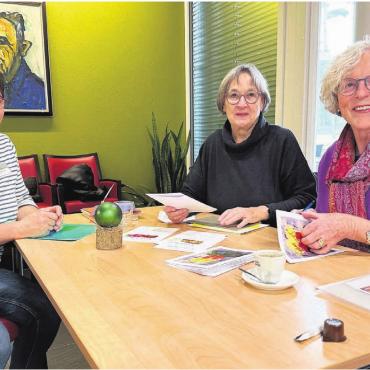 «Brocki»-Engel verbreiten Freude - Lea Bruder vom Bifang (links) nimmt mit Freude die Vergabung entgegen. Christine Freudenthaler (Vizepräsidentin) und Marianne Tannheimer (Präsidentin, rechts) vom Verein Brockenstube übergeben die Gutscheine. 
Bild: Stefan Sprenger