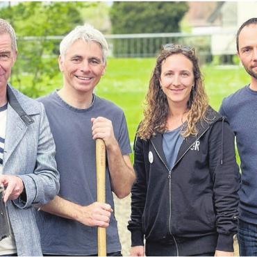 Eingaben bis Ende Juni machen - 2025 ging der Aargauer Naturpreis an die Stadt Zofingen. Von links: Urs Wehrli, Robert Weisshaupt (Stadtrat), Annik Artho (Büro SpielRaum) und Jonas Stöckli (Tiefbauamt). Bild: zg