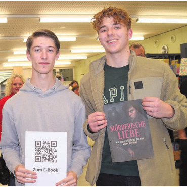 Leidenschaft bis zur Besessenheit - Zwei junge Murianer hinter einer erfolgreichen Lesung in der Bibliothek Merenschwand: Autor Basil Lang (rechts) mit dem Cover seines düsteren Romans. Neben ihm Marc Lierhaus, der seinen Kollegen bei der Publikation unterstützt und den Anlass organisiert hat. Bild: Thomas Stöckli