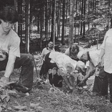 Orkan «Lothar» fordert - Mit grosser Begeisterung sind die Niederwiler bei der Pflanzaktion dabei. Bild: Archiv