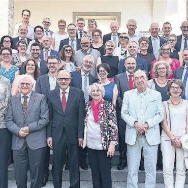Quer durch die Gesellschaft - Ein grosser Teil der rund 40 Mitglieder des Kiwanis Clubs Lindenberg und ihre Partnerinnen bei der grossen Jubiläumsfeier. Bild: zg