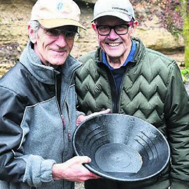 Goldene Aussichten in Muri - Cornel Braunwalder und Herbert Strebel freuen sich über den goldigen Fund. Bild: vaw