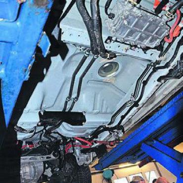 Schlachtbank für ausgediente Karren - Wenn die Batterie weg ist: Einblick unter ein Elektroauto. Bilder: Thomas Stöckli