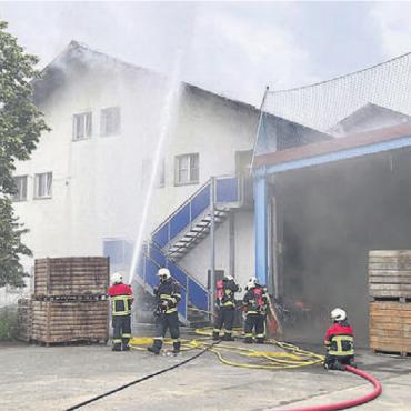 Nach Brand ins Spital - Im Gebäude eines Lebensmittelgrosshändlers brach ein Brand aus. Bild: pz