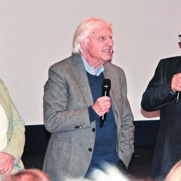 Mit ganz viel Herz - Der ihm typische Schalk ist auch mit 91 Jahren nicht weg, von links: Niccel und Emil Steinberger mit Reto Holzgang von der Kinoleitung. Bild: Annemarie Keusch