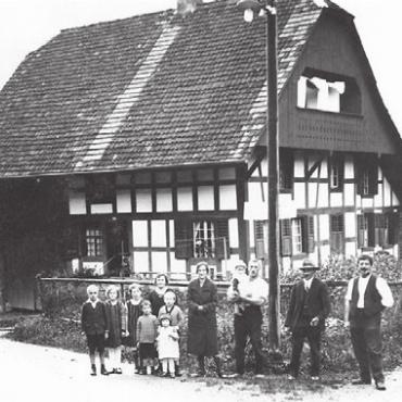 Eigenen Wurzeln treu geblieben - Eine Aufnahme aus den 20er-Jahren: Die Familie Koch vor dem «Saxehus» an der Abzweigung nach Büelisacker. Hier befindet sich heute das Architekturbüro.
