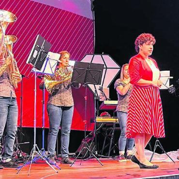 «Machen wir einen Schritt zurück» - Julia Frischknecht unterstützte die Festgemeinde bei der Landeshymne mit starker Stimme.