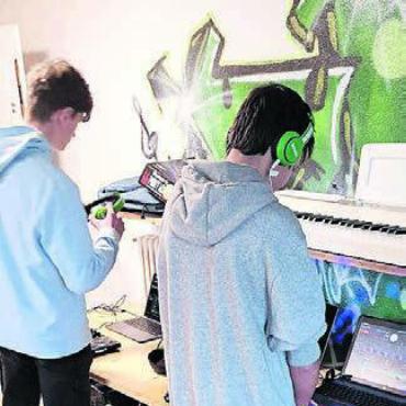 DJ-Luft schnuppern - Die Jugendlichen konnten von einem professionellen DJ lernen. Bild: zg