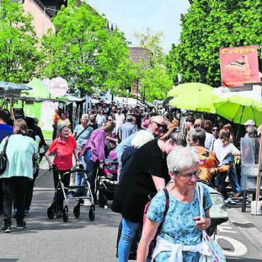Frühlingsmarkt der Einheimischen - Nach einem zögerlichen Marktstart am Vormittag mit Wolken, Regen und wenigen Passanten wechselte dies mit dem Wetter. Mit der Sonne am Nachmittag kamen auch mehr Besucher an den Markt.