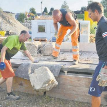 Ort, um Biketräume auszuleben - Für die verschiedenen Trails werden diverse Naturmaterialien verbaut, nebst unbehandeltem Holz auch grosse Steine.