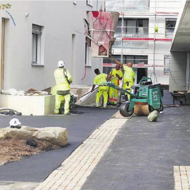 Im Fahrplan - Die Bauarbeiten halten zwar noch an – aber inzwischen kann man bei der Arealüberbauung schon einiges sehen. Bilder: Stefan Treier