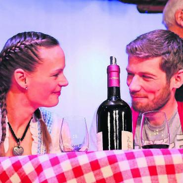 Gritli und der Alpenhof - Gritli, gespielt von Ramona Arnold, und Martin, gespielt von Martin Bachmann, geniessen die Zweisamkeit. Bilder: ci